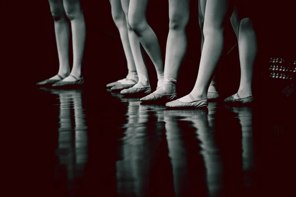 Pernas de bailarinos jovens bailarinas na aula de dança clássica, balle — Fotografia de Stock