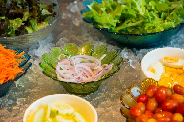 Salata büfesi, salata bar çeşitli taze sebze ve diğer
