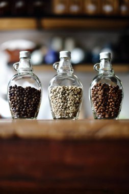 Yeşil fasulye ve açık şişe, odak dit içinde kahve çekirdekleri