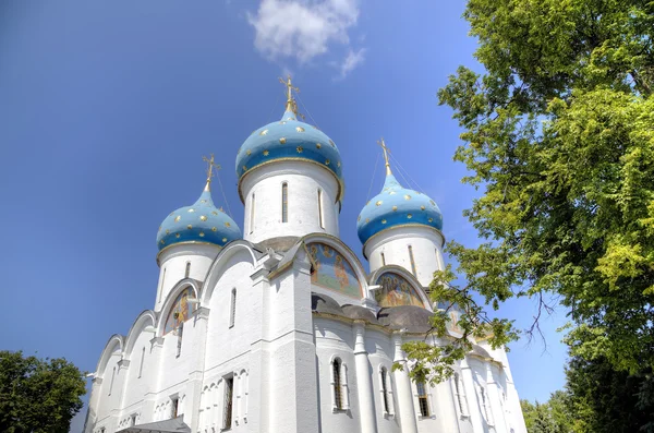 假定的圣母玛利亚大教堂。神圣的三位一体圣士修道院。谢尔盖夫，俄罗斯. — 图库照片