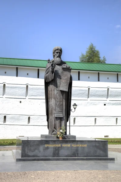 Monumento a San Sergio de Radonezh cerca de las murallas del monasterio de la Trinidad-Sergio Lavra. Sergiev Posad, Rusia . — Foto de Stock