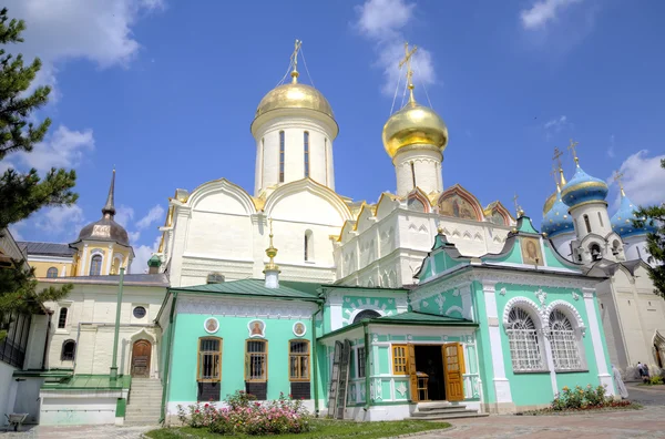 L'église de Nikon et la cathédrale de la Trinité. Sainte Trinité Saint Serge Lavra. Sergiev Posad, Russie . — Photo