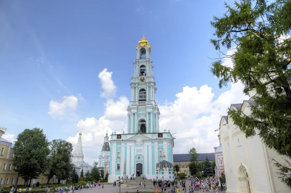 钟楼。三位一体的圣士 Lavra。Sergiyev 夫，俄罗斯. — 图库照片