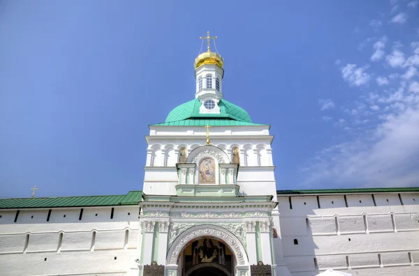 Heilige toren van poorten en poort. Heilige Drievuldigheid St. Sergius Lavra. Sergiev Posad, Rusland. — Stockfoto