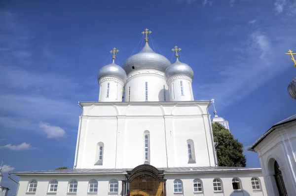 Cathedral of Martyr Nikita and chapel "Stolp (Pillar)". Nikitsky Monastery. Pereslavl, Russia. — Stock Photo, Image