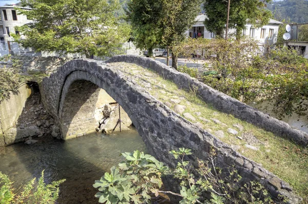 Arch bridge królowej Tamary. Gruzja. — Zdjęcie stockowe