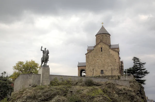 Памятник основателю города Царю Вахтангу Горгасали и Метехинскому храму. Тбилиси. Грузия . — стоковое фото