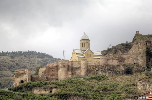 Kerk van St. Nicolaas. De Narikala fort. Tbilisi. Georgië. — Stockfoto
