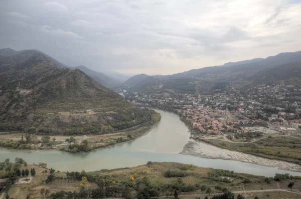 Mtsheta Aragvi ve Kura nehirleri izdiham. Gürcistan. — Stok fotoğraf