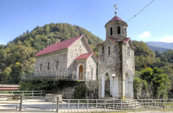 Iglesia de San Jorge en el pueblo de Zvara en el río Adzharis-Tskali en la montaña Adzharia. Georgia . Imagen De Stock