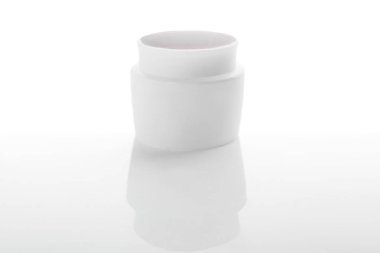 Beyaz reflectio beyaz bir zemin üzerine kozmetikler için ambalaj