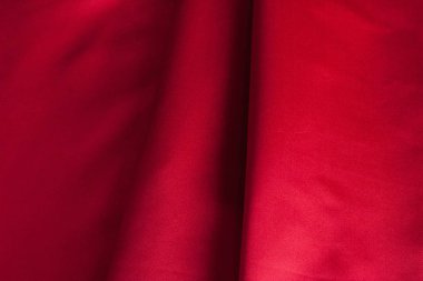 Kırmızı ipek kumaş kıvrımları