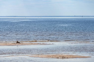 Denizin mavi gökyüzü ve kum olduğunu.