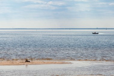 Körfezde bir yaz günü tekne