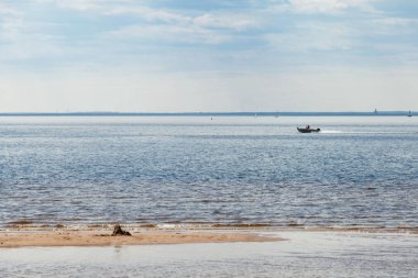 Körfezde bir yaz günü tekne