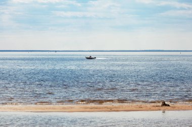 Körfezde bir yaz günü tekne