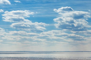 Bulutlu deniz ve gökyüzü
