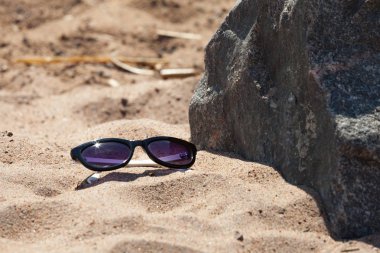 Kumda güneş gözlüğü
