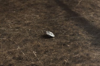 Doku tablodaki metal düğmesini tıklatın