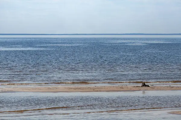Denizin mavi gökyüzü ve kum olduğunu.