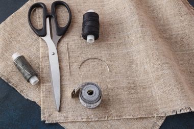 Bir arka planda tuval kumaş dikiş aksesuarları.