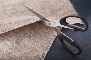 Keten kumaş kesme terzi makası.