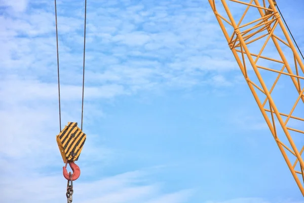 Kablonun INsc için ücretsiz bir yer ile sarı kaldırma kancası — Stok fotoğraf
