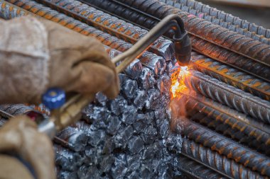 Gaz kesme metal parçaları. Çalışma eldiven. Sparks.