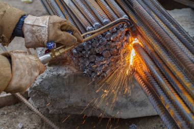 Gaz kesme metal parçaları. Çalışma eldiven. Sparks.