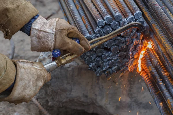 Gas snijden van metalen fittingen. Werkhandschoenen. Sparks. — Stockfoto