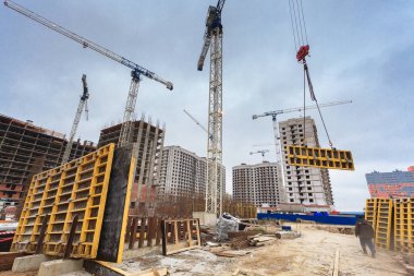 Vinç inşaat sitesinde backgrou karşı çalışmalarını