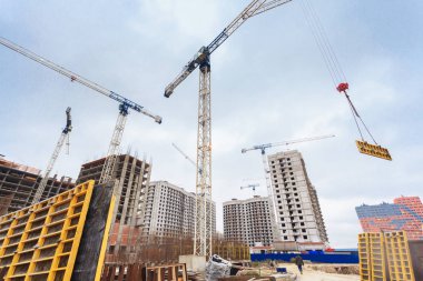 Vinç inşaat sitesinde backgrou karşı çalışmalarını