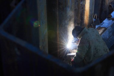 Elektrikli kaynak arka arkaya gelen Kaynakçı.