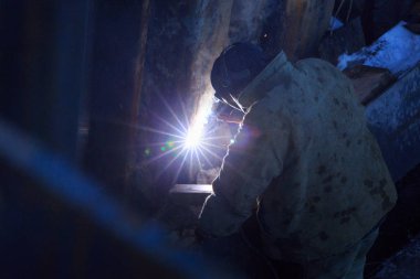 Elektrikli kaynak arka arkaya gelen Kaynakçı.