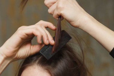 Bir plastik tarak, yakın çekim tarama işlemi.