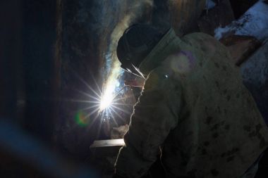 Elektrikli kaynak arka arkaya gelen Kaynakçı.