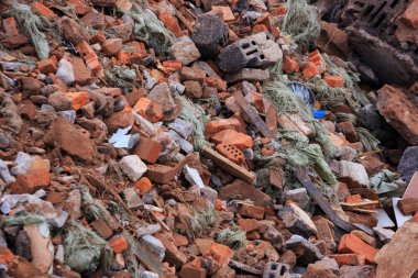 Tuğla ve Beton İnşaat enkaz yığını kırık.