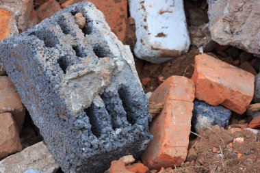 Tuğla ve Beton İnşaat enkaz yığını kırık.
