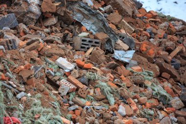 Tuğla ve Beton İnşaat enkaz yığını kırık.