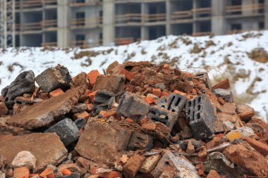 Kırık tuğla ve Beton İnşaat enkaz yığını