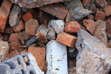 Tuğla ve Beton İnşaat enkaz yığını kırık.