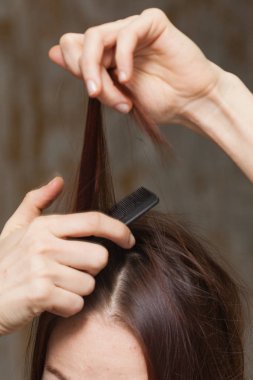 Bir plastik tarak, yakın çekim tarama işlemi.