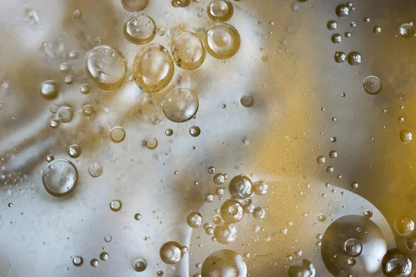Abstraktes Bild von Blasen auf dem Wasser, auf farbigem Hintergrund. — Stockfoto