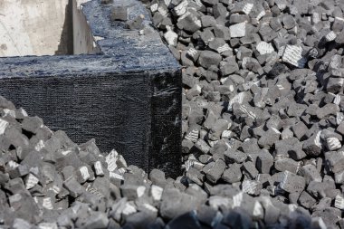 Güneşli bir günde serpilen gri bir leke