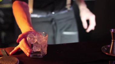 Kokteyl hazırlama çubuğundaki Sayaç.