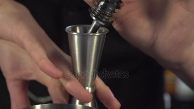 Kokteyl hazırlama çubuğundaki Sayaç.