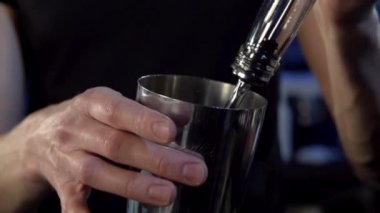 Kokteyl hazırlama çubuğundaki Sayaç.