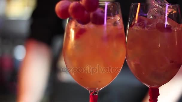 Preparazione cocktail sul bancone del bar . — Video Stock