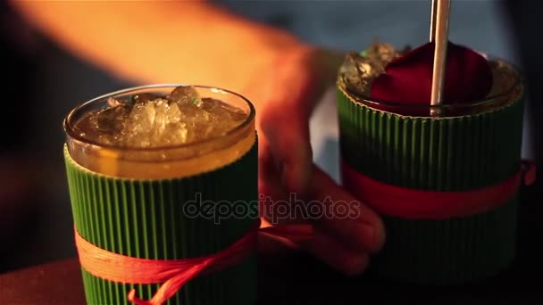 Preparação de Cocktail no balcão do bar . — Vídeo de Stock