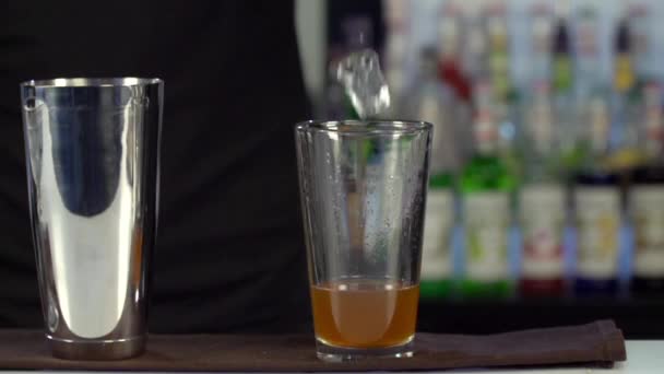 Cocktail förberedelse på bar counter. — Stockvideo